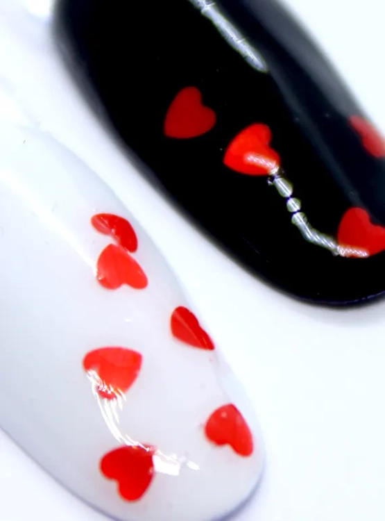 top hybrydowy z czerwonymi serduszkami 10 ml, YOSHI Pure Love Top RED, transparentny top z efektem dekoracyjnym, romantyczny manicure hybrydowy, szybkie zdobienia paznokci topem