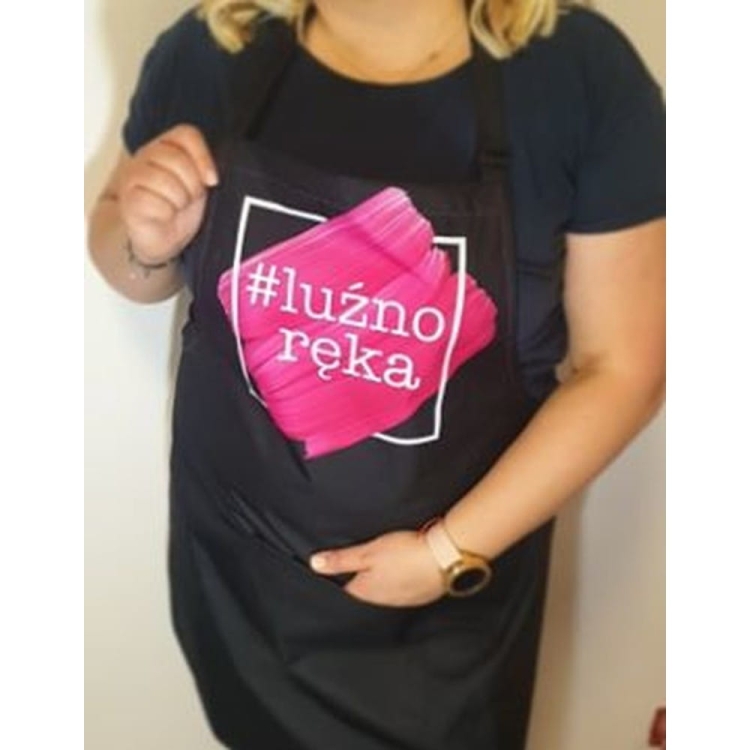 fartuszek-luzno-reka-rozowe-tlo-kwadrat.jpg