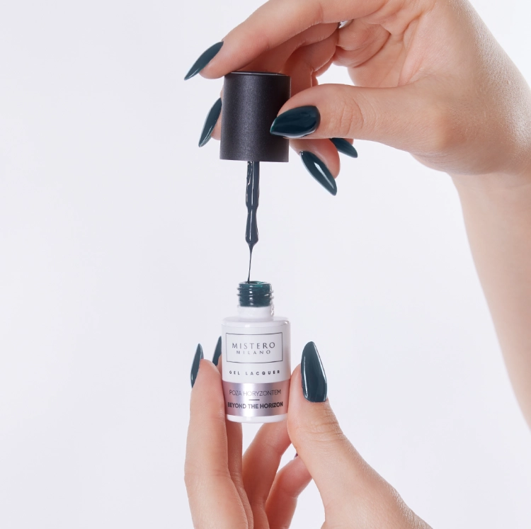 1591, Mistero Milano Poza Horyzontem, lakier hybrydowy zielony, lakier hybrydowy bez HEMA, intensywna zieleń hybryda, lakier hybrydowy 7 ml, Winter Stardust, lakier hybrydowy do salonu, NaszePaznokcie.pl