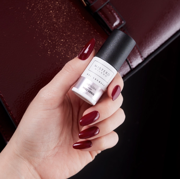 1594, Mistero Milano Wenuska, lakier hybrydowy burgund, lakier hybrydowy z nutą czerwieni, lakier hybrydowy bez HEMA, lakier hybrydowy 7 ml, Winter Stardust, lakier hybrydowy do salonu, NaszePaznokcie.pl