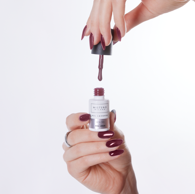 1594, Mistero Milano Wenuska, lakier hybrydowy burgund, lakier hybrydowy z nutą czerwieni, lakier hybrydowy bez HEMA, lakier hybrydowy 7 ml, Winter Stardust, lakier hybrydowy do salonu, NaszePaznokcie.pl