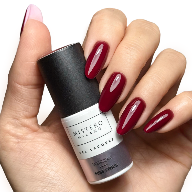 1594, Mistero Milano Wenuska, lakier hybrydowy burgund, lakier hybrydowy z nutą czerwieni, lakier hybrydowy bez HEMA, lakier hybrydowy 7 ml, Winter Stardust, lakier hybrydowy do salonu, NaszePaznokcie.pl