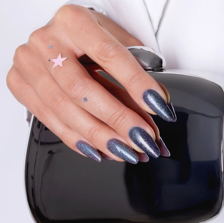 1590, Mistero Milano Tak Spadłam z nieba, lakier hybrydowy cat eye, lakier hybrydowy bez HEMA, lakier hybrydowy 7 ml, Winter Stardust, fiolet-turkus lakier hybrydowy, lakier hybrydowy do salonu, NaszePaznokcie.pl