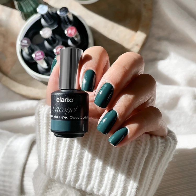 Elarto Lacogel 945, lakier hybrydowy butelkowa zieleń, lakier hybrydowy 7 ml, kolekcja Frost Class, manicure świąteczny, zieleń elegancka, NaszePaznokcie.pl