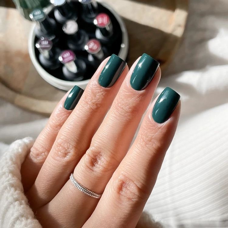 Elarto Lacogel 945, lakier hybrydowy butelkowa zieleń, lakier hybrydowy 7 ml, kolekcja Frost Class, manicure świąteczny, zieleń elegancka, NaszePaznokcie.pl