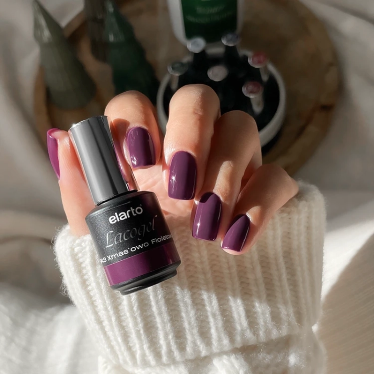 Elarto Lacogel 943 Xmas’owo Fioletowo, lakier hybrydowy fioletowy, lakier hybrydowy śliwkowy, lakier hybrydowy 7 ml, kolekcja Frost Class, stylizacja paznokci świąteczna, NaszePaznokcie.pl