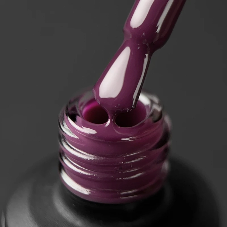 Elarto Lacogel 943 Xmas’owo Fioletowo, lakier hybrydowy fioletowy, lakier hybrydowy śliwkowy, lakier hybrydowy 7 ml, kolekcja Frost Class, stylizacja paznokci świąteczna, NaszePaznokcie.pl