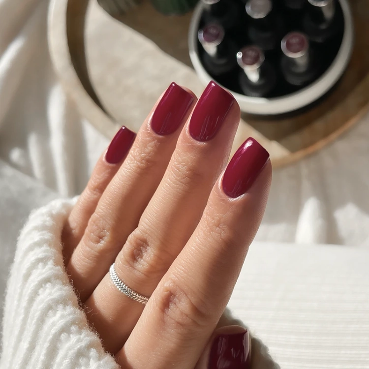 Elarto Lacogel 941 Ciocia Scarlett, lakier hybrydowy malinowo-czerwony, lakier hybrydowy 7 ml, kolekcja Frost Class, stylizacja paznokci świąteczna, manicure hybrydowy klasyczny, NaszePaznokcie.pl