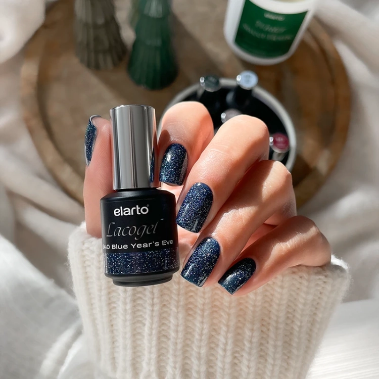 Elarto Lacogel 940 Blue Year’s Eve, lakier hybrydowy granatowy, lakier hybrydowy z drobinkami, lakier hybrydowy 7 ml, manicure sylwestrowy, lakier hybrydowy kolekcja Frost Class, NaszePaznokcie.pl