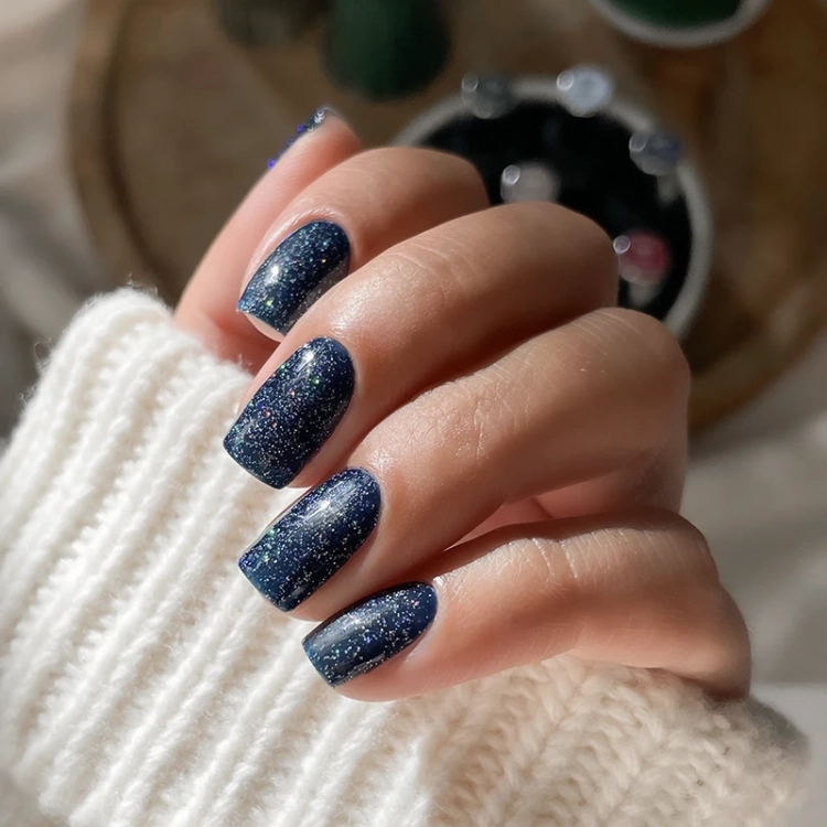 Elarto Lacogel 940 Blue Year’s Eve, lakier hybrydowy granatowy, lakier hybrydowy z drobinkami, lakier hybrydowy 7 ml, manicure sylwestrowy, lakier hybrydowy kolekcja Frost Class, NaszePaznokcie.pl