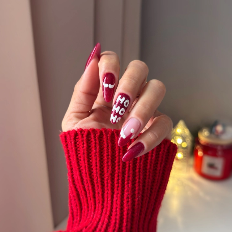 252 Santa Claws, Santa I Can Explain, intensywna czerwień hybrydowa, kremowa czerwień, delikatna drobina, manicure świąteczny, czerwony odcień YOSHI, świąteczny manicure grudniowy
