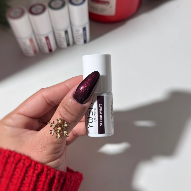 255 Sleigh What?, Santa I Can Explain, fioletowo-śliwkowy hybrydowy, kremowa hybryda, delikatna drobina, manicure świąteczny, fioletowy odcień YOSHI, grudniowy manicure, świąteczny manicure