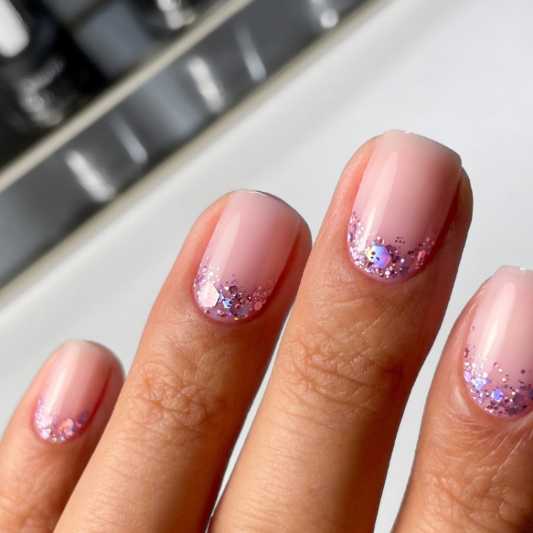 Lacogel 950 Lavendiva, lakier hybrydowy fioletowy, lakiery hybrydowe, manicure hybrydowy, holo lakier, princess glow, trwały lakier, paznokcie hybrydowe, elarto, lakier do paznokci, magiczny efekt, ametystowy glow,