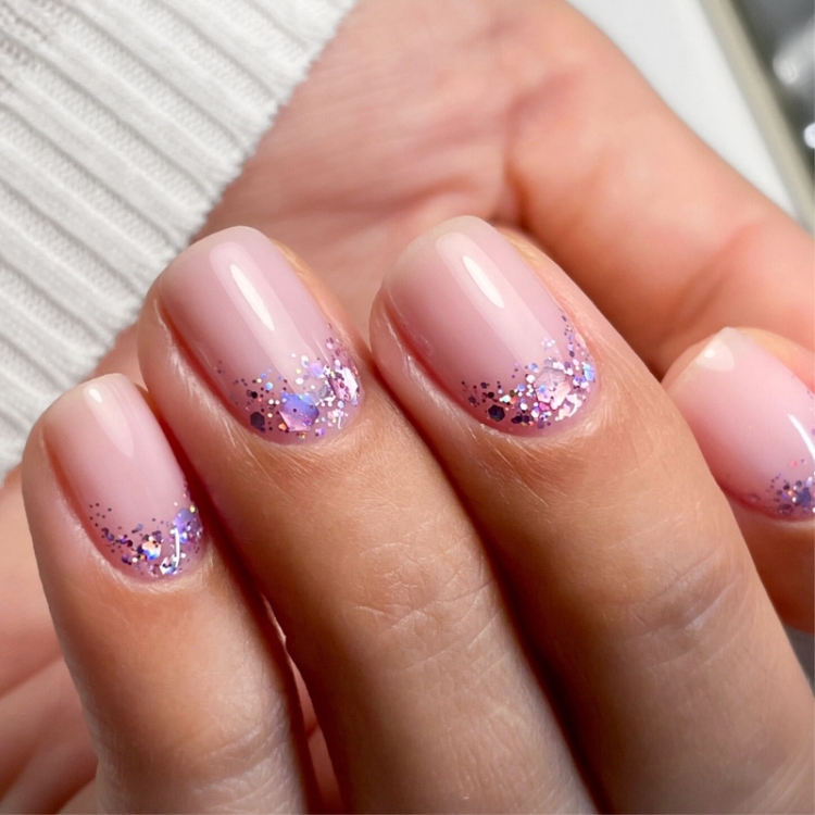 Lacogel 950 Lavendiva, lakier hybrydowy fioletowy, lakiery hybrydowe, manicure hybrydowy, holo lakier, princess glow, trwały lakier, paznokcie hybrydowe, elarto, lakier do paznokci, magiczny efekt, ametystowy glow,