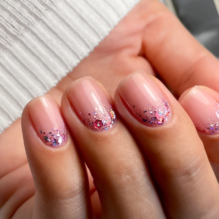 Lacogel 949 Pinkcesska, lakier hybrydowy różowy, lakiery hybrydowe, manicure hybrydowy, holo lakier, princess glow, trwały lakier, paznokcie hybrydowe, elarto, lakier do paznokci, księżniczkowy efekt, słodki blask