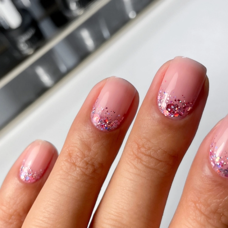 Lacogel 949 Pinkcesska, lakier hybrydowy różowy, lakiery hybrydowe, manicure hybrydowy, holo lakier, princess glow, trwały lakier, paznokcie hybrydowe, elarto, lakier do paznokci, księżniczkowy efekt, słodki blask