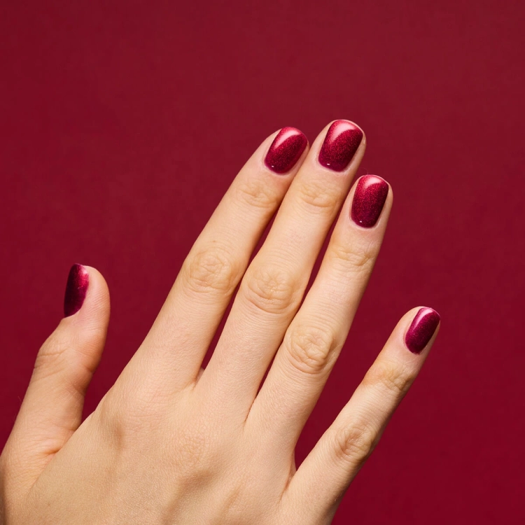 magnetyczny lakier hybrydowy czerwony, cat eye czerwony, holly berry red, lakier świąteczny paznokcie, lakier hybrydowy cat eye 3d, zimowy manicure hybrydowy, magnetyczna czerwień paznokcie