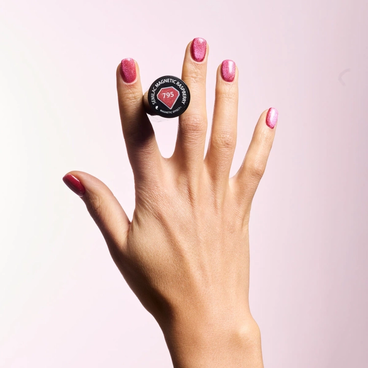 lakier hybrydowy Semilac Magnetic Raspberry 795, efekt cat eye magnetic, czerwony lakier hybrydowy z efektem flash, trwały lakier hybrydowy do salonów manicure