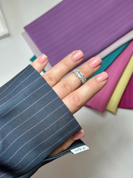 mankiet granatowy prążki, mankiet marynarkowy do zdjęć paznokci, akcesoria do sesji manicure, profesjonalne zdjęcia paznokci, prezentacja stylizacji mani pedi