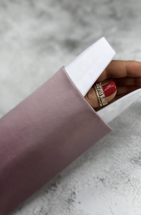 mankiet koszulowy biały K Tyrka, biały mankiet do zdjęć paznokci, akcesoria stylistki paznokci premium Polska, mankiet fotograficzny manicure, elegancki mankiet do stylizacji paznokci