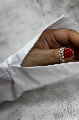 mankiet koszulowy biały K Tyrka, biały mankiet do zdjęć paznokci, akcesoria stylistki paznokci premium Polska, mankiet fotograficzny manicure, elegancki mankiet do stylizacji paznokci