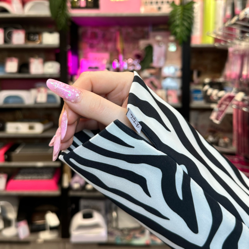 mankiet K Tyrka zeberka, mankiet do zdjęć paznokci premium, akcesoria stylistki paznokci Polska, mankiet fotograficzny manicure, profesjonalne dodatki do zdjęć paznokci