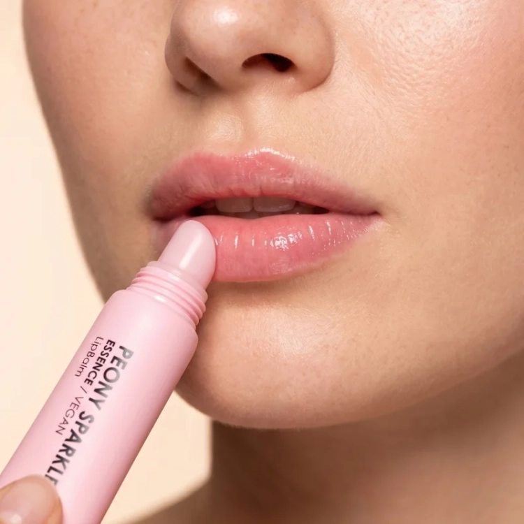 wegański balsam do ust Yokaba, Peony Sparkle Essence Vegan Lip Balm, balsam do ust z peonią, nawilżający balsam do ust 15 ml, balsam do ust z olejem awokado, balsam do ust z olejem migdałowym,