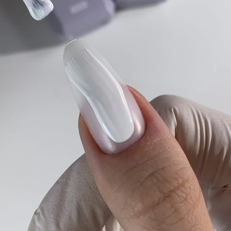 DIVNA Ultra White 7 ml, biały lakier hybrydowy, śnieżnobiały lakier do paznokci, intensywna biel na paznokcie, lakier hybrydowy bez smug, wysoko napigmentowany biały lakier hybrydowy, profesjonalny lakier hybrydowy DIVNA, biały manicure hybrydowy.