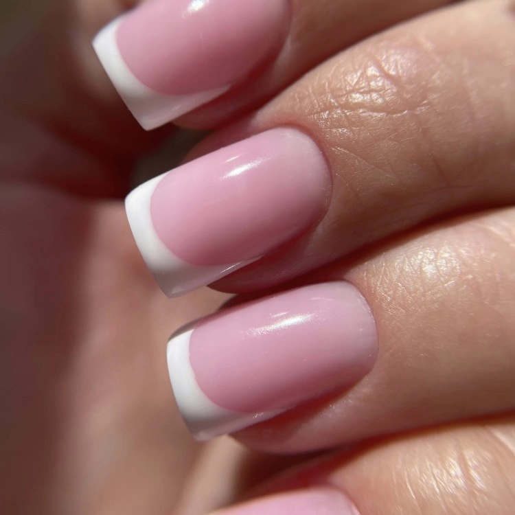 DIVNA Ultra White 7 ml, biały lakier hybrydowy, śnieżnobiały lakier do paznokci, intensywna biel na paznokcie, lakier hybrydowy bez smug, wysoko napigmentowany biały lakier hybrydowy, profesjonalny lakier hybrydowy DIVNA, biały manicure hybrydowy.