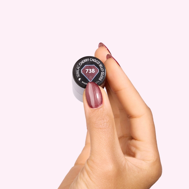 Semilac 738 Cherry Choco Jelly Gloss 7 ml — kolor na dloni