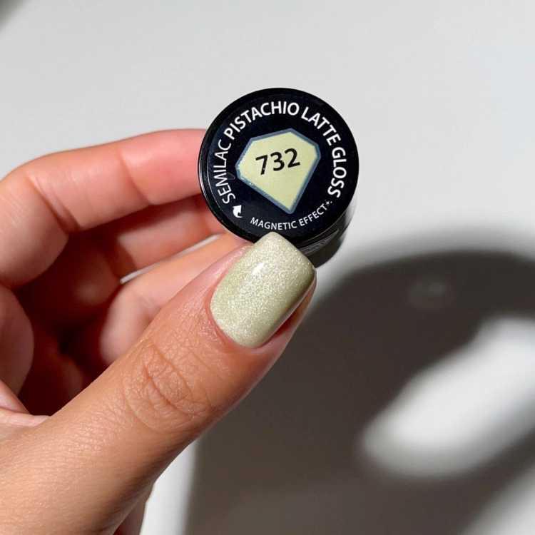 Semilac 732 Pistachio Latte Gloss 7 ml — kolor na paznokciu