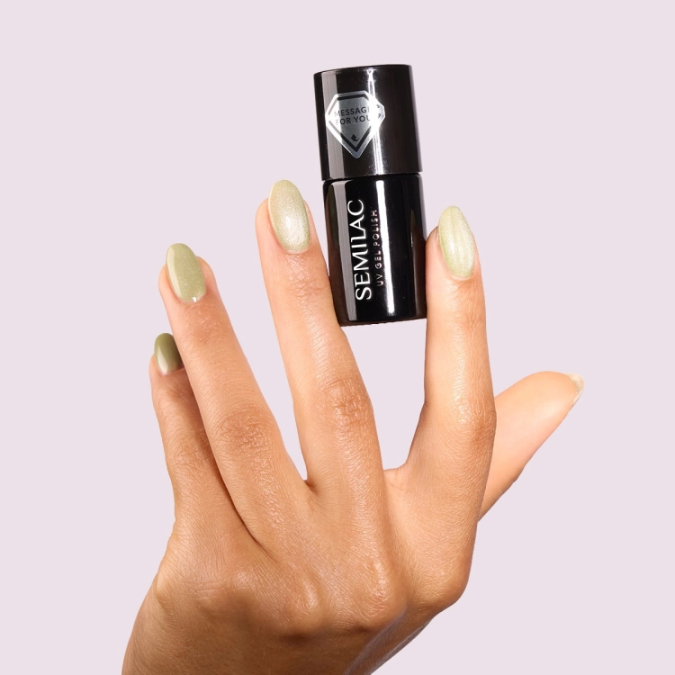 Semilac 732 Pistachio Latte Gloss 7 ml — kolor na dloni
