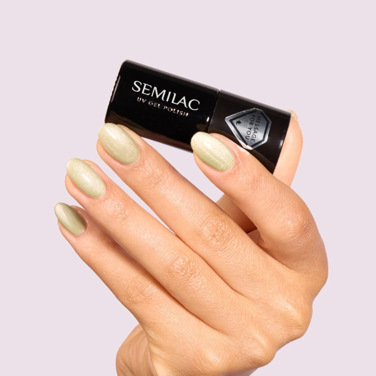 Semilac 732 Pistachio Latte Gloss 7 ml — kolor na dloni z butelka