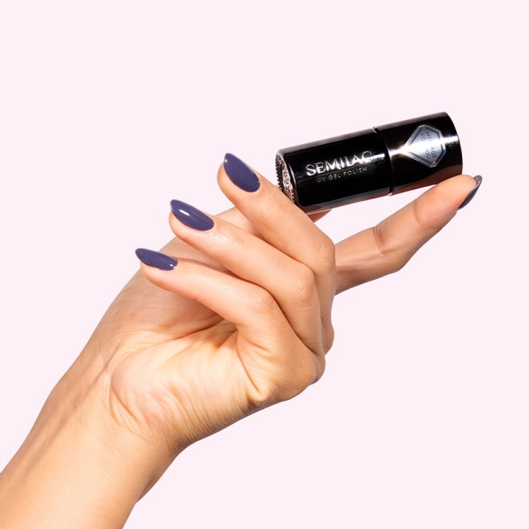Semilac 741 Navy Eclipse 7 ml — kolor na dloni z butelka