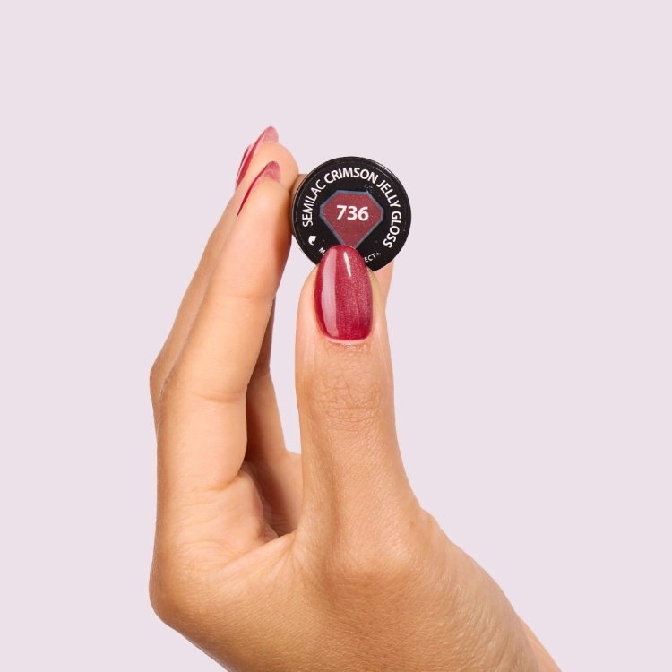 Semilac 736 Crimson Jelly Gloss 7 ml — kolor na dloni