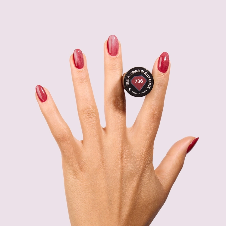 Semilac 736 Crimson Jelly Gloss 7 ml — kolor na dloni z butelka